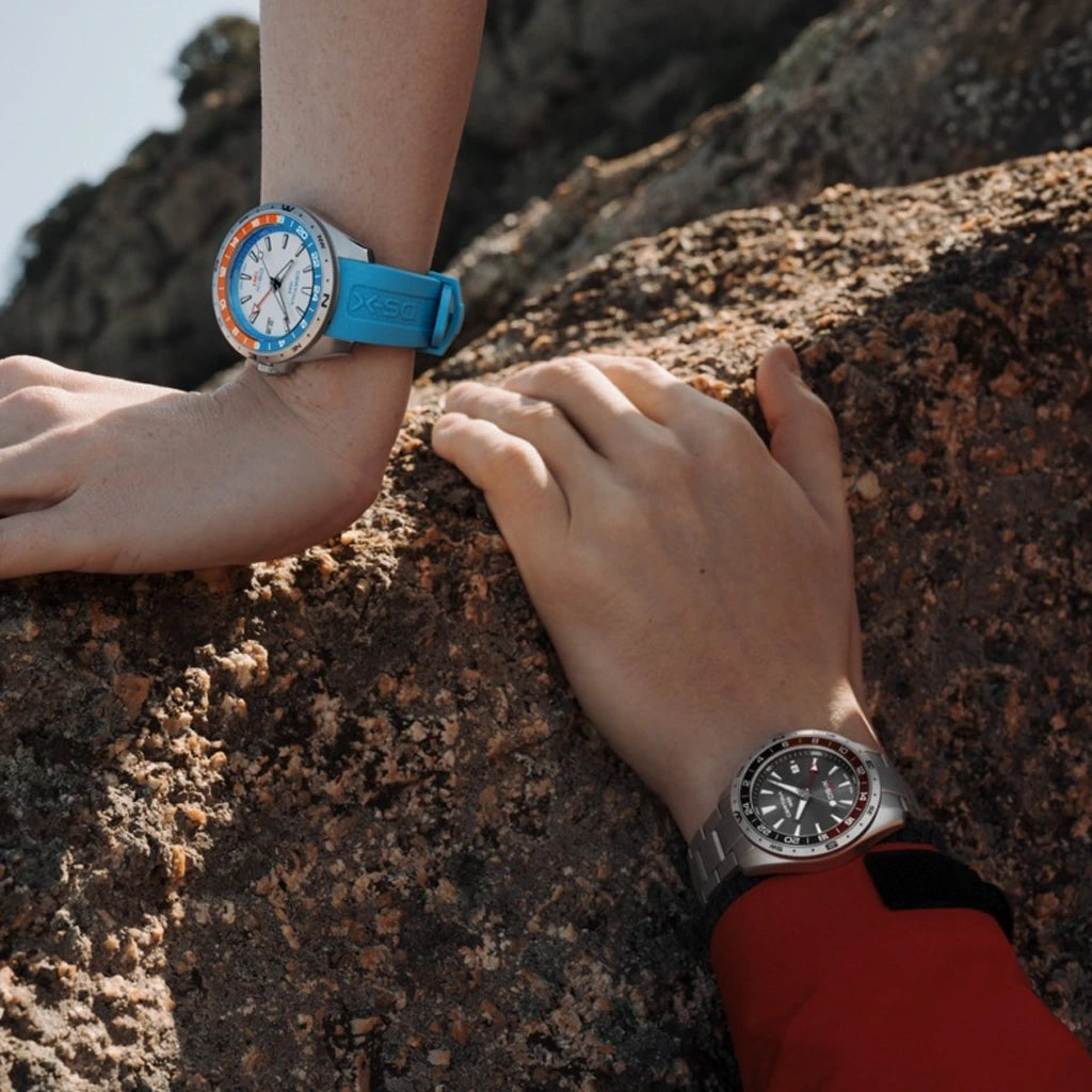 Certina DS-X GMT C047.452.17.081.01 herreklokke med grå skive, sort gummirem, kasse i stål og GMT-funksjon.