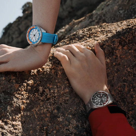 Certina DS-X GMT C047.452.17.081.01 herreklokke med grå skive, sort gummirem, kasse i stål og GMT-funksjon.