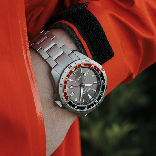 Certina DS-X GMT C047.452.17.081.01 herreklokke med grå skive, sort gummirem, kasse i stål og GMT-funksjon.