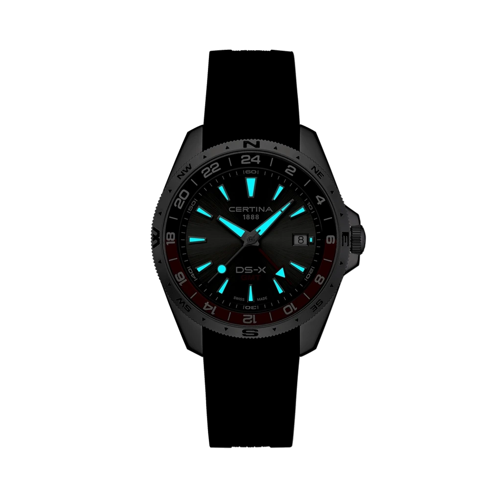 Certina DS-X GMT C047.452.17.081.01 herreklokke med grå skive, sort gummirem, kasse i stål og GMT-funksjon.