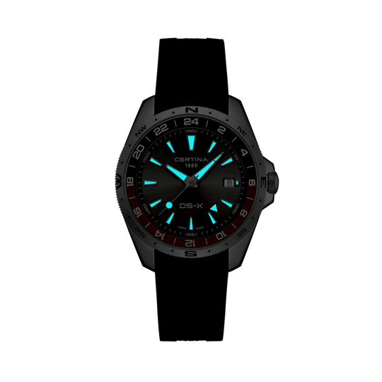Certina DS-X GMT C047.452.17.081.01 herreklokke med grå skive, sort gummirem, kasse i stål og GMT-funksjon.