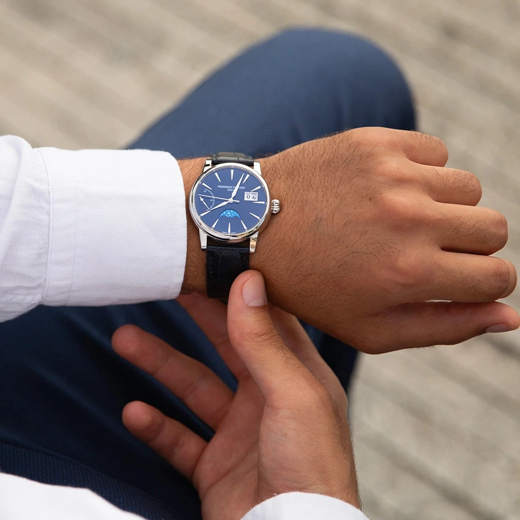 Frederique Constant Classic Power Reserve Big Date Manufacture pent herreur med månefase, gangreserveindikator og dato på skiven.