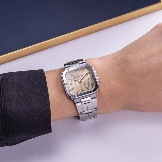 Herbelin Cap Camarat Square dameklokke i stål med champagnefarget skive, lenke og quartzverk.