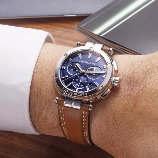 Herbelin Newport herreklokke med quartverk, blå skive og skinnrem
