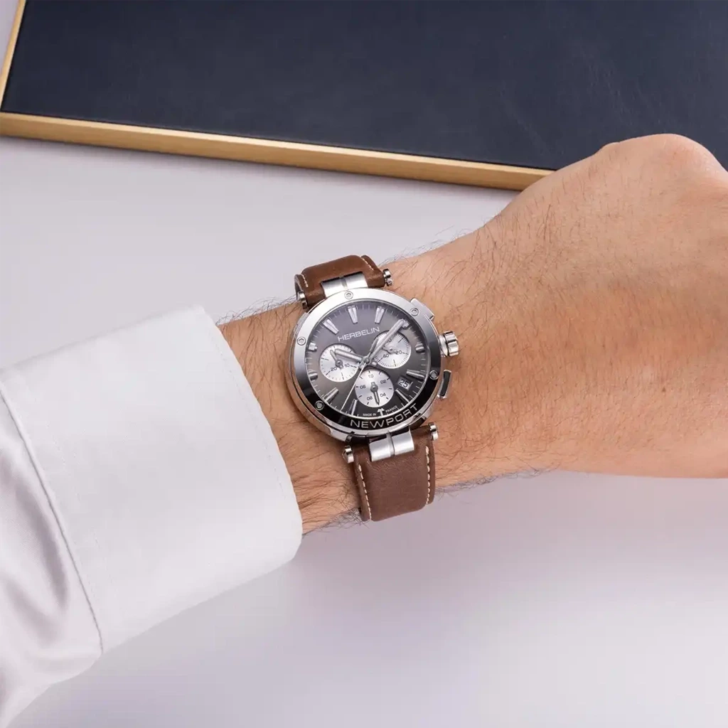 Herbelin Newport Chrono 37658AP24MA herreklokke med sort tallskive, lyse kronografer, skinnrem og quartzverk.