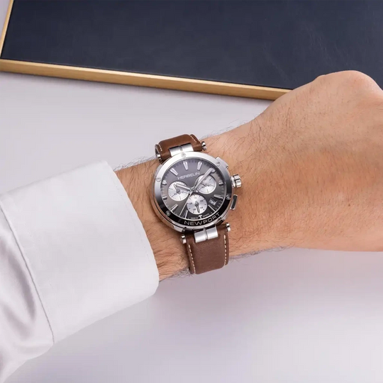Herbelin Newport Chrono 37658AP24MA herreklokke med sort tallskive, lyse kronografer, skinnrem og quartzverk.