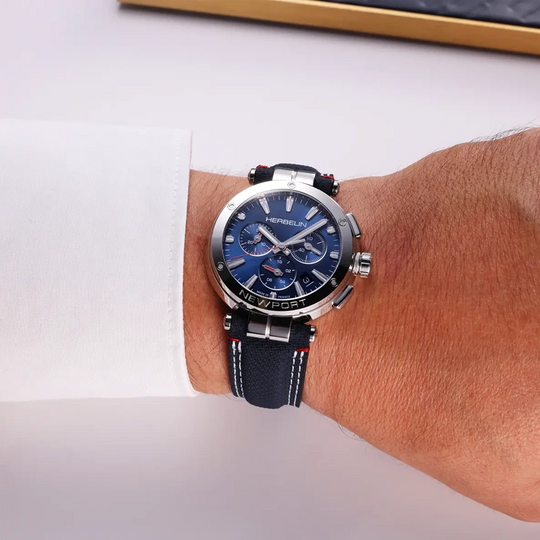 Herbelin Newport Chrono 37658AP15BL herreklokke på 40,5 mm med blå tallskive, tekstilrem og quartzverk.