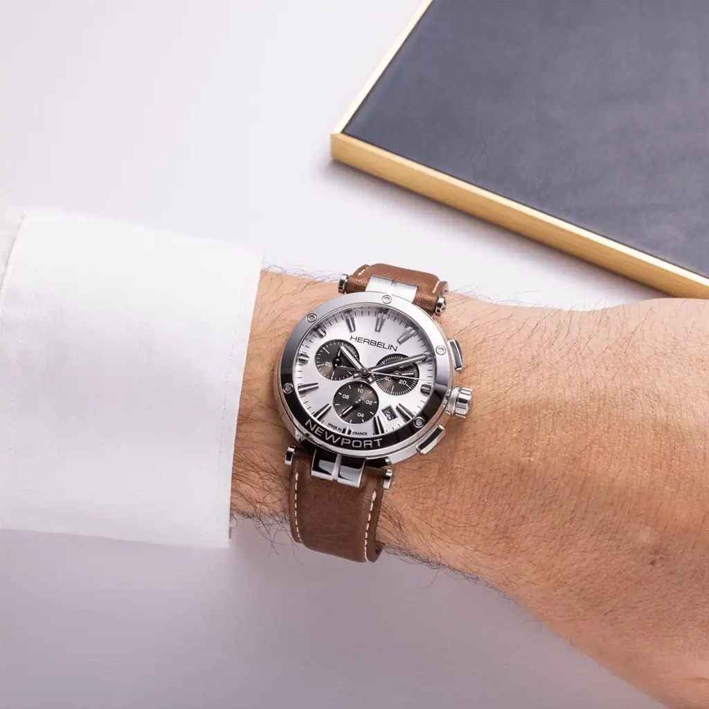 Herbelin Newport Chrono 37658AP42MA herreklokke i stål med sølvfarget skive, brun skinnrem og quartzverk.