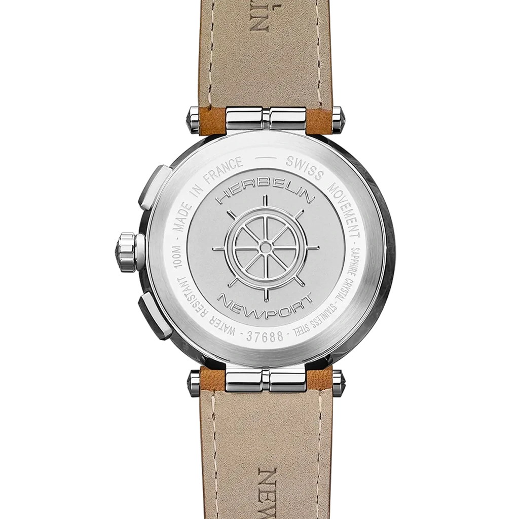 Herbelin Newport Chrono 37688a42gd herreklokke på 43 mm med quartzverk, sølvget skive og skinnrem. Vanntett til 100 meter.