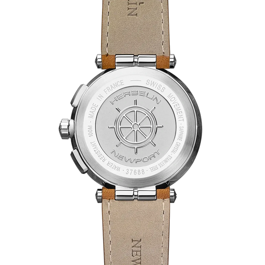 Herbelin Newport Chrono 37688a42gd herreklokke på 43 mm med quartzverk, sølvget skive og skinnrem. Vanntett til 100 meter.
