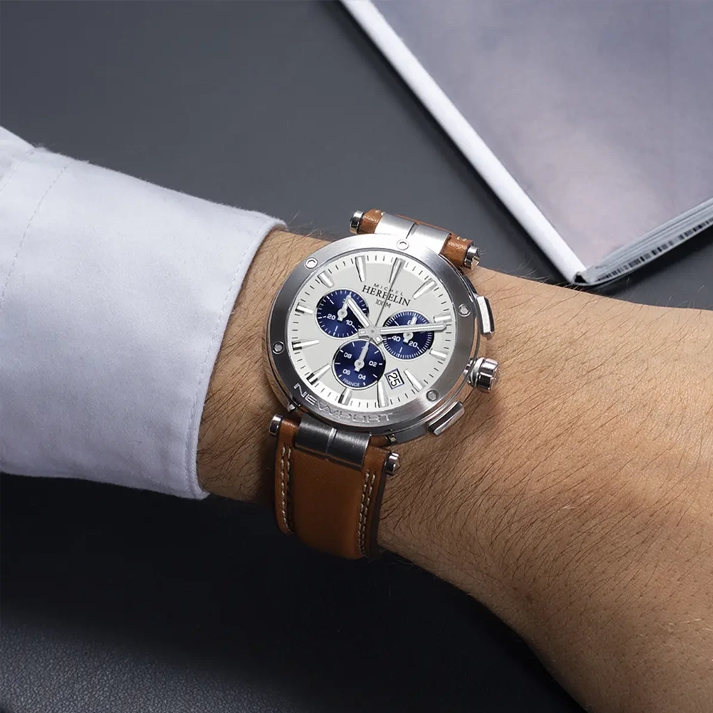 Herbelin Newport Chrono 37688a42gd herreklokke på 43 mm med quartzverk, sølvget skive og skinnrem. Vanntett til 100 meter.