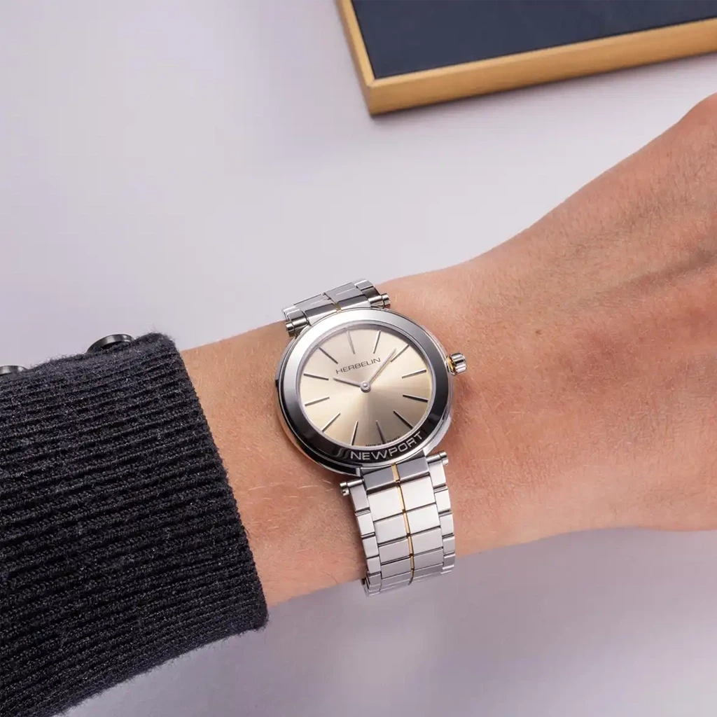 Herbelin Newport Slim 16922BT13 dameklokke i stål med tofarget lenke, champagnefarget skive og quartzverk.