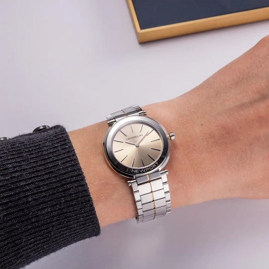 Herbelin Newport Slim 16922BT13 dameklokke i stål med tofarget lenke, champagnefarget skive og quartzverk.