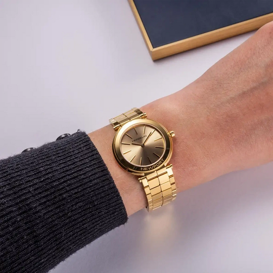 Herbelin Newport Slim 16922BP13 dameklokke i gullfarget stål med champagnefarget skive og quartzverk.