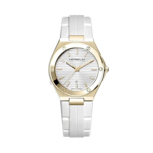 Herbelin Cap Camarat 14545P1N11CW er en sporty dameklokke med gullfarget kasse, hvit gummirem og quartzverk.
