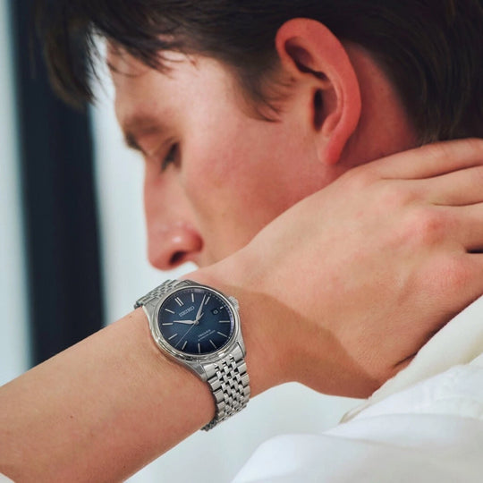 Seiko Presage Classic SPB525J1 herreklokke på 40 mm med blå skive, automatisk verk og stållenke med foldelås.