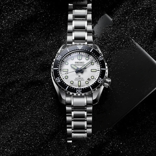 Seiko Prospex Marinemaster SLA077J1 herreklokke på 42,6 mm med hvit skive, stållenke med sikkerhetslås- 300 m vanntett.