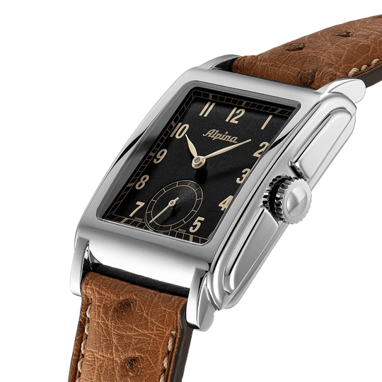 Alpina Heritage Carrée er en rektangulær herreklokke på 39 mm med vintage design og automatisk verk. Rem av strutseskinn.