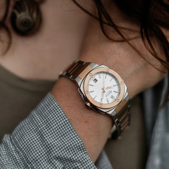 Alpiner Extreme har en 34 x 35,2 mm kasse i tofarget stål med en tofarget stållenke og kommer med quartzverk. Passer begge kjønn.