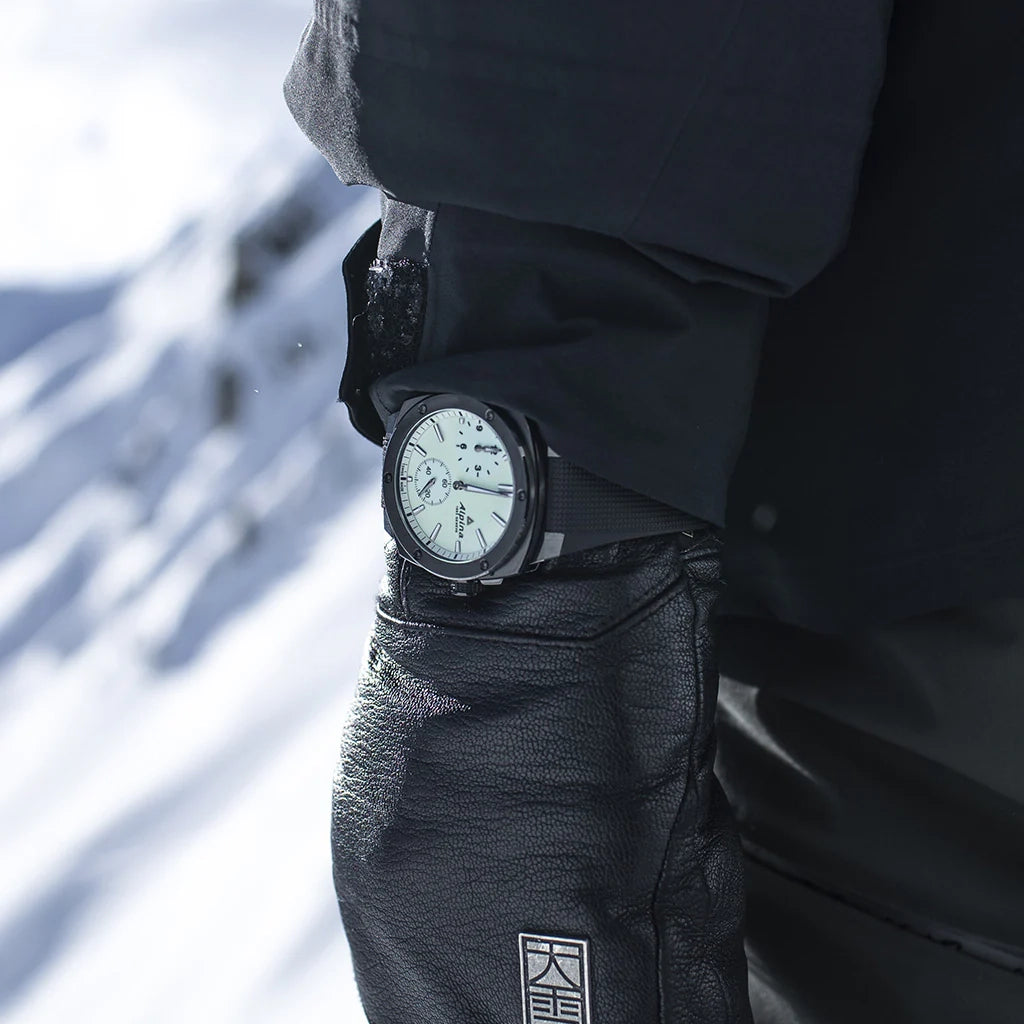 Alpina Alpiner med regulator gir time-, minutt- og sekundvisere hver sin visning på hvit tallskive. Sort gummirem. 200 meter vanntett.