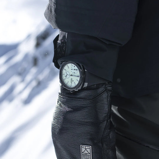 Alpina Alpiner med regulator gir time-, minutt- og sekundvisere hver sin visning på hvit tallskive. Sort gummirem. 200 meter vanntett.