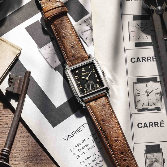 Alpina Heritage Carrée er en rektangulær herreklokke på 39 mm med vintage design og automatisk verk. Rem av strutseskinn.
