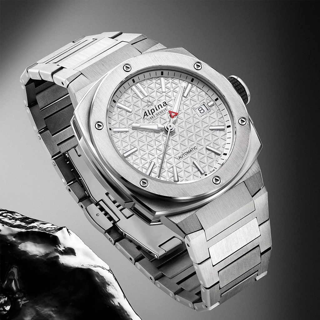 Alpina herreklokke i størrelse 39 x 40.5 mm i titan med sølvfarget skive. 200 meter vanntett.