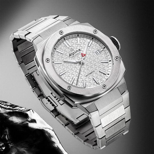 Alpina herreklokke i størrelse 39 x 40.5 mm i titan med sølvfarget skive. 200 meter vanntett.