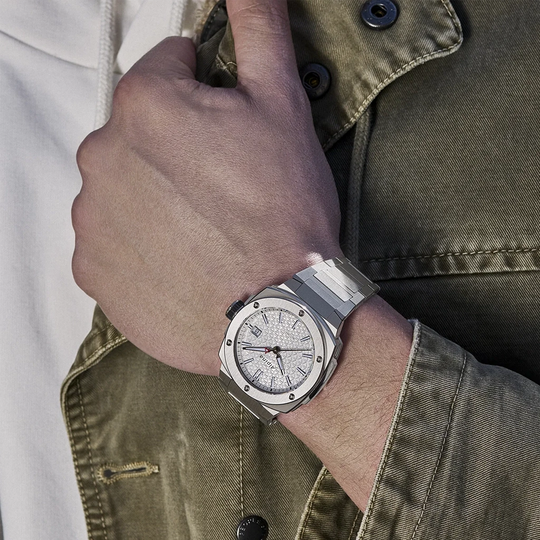 Alpina herreklokke i størrelse 39 x 40.5 mm i titan med sølvfarget skive. 200 meter vanntett.