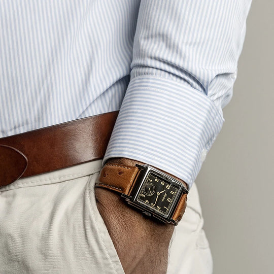 Alpina Heritage Carrée er en rektangulær herreklokke på 39 mm med vintage design og automatisk verk. Rem av strutseskinn.