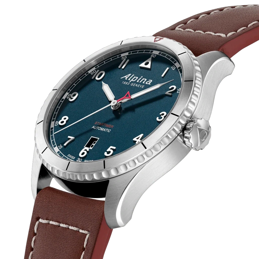 Alpina Startimer Pilot Automatic herreklokke på 41 mm med blå skive, kasse i stål og brun skinnrem.
