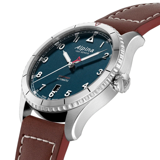 Alpina Startimer Pilot Automatic herreklokke på 41 mm med blå skive, kasse i stål og brun skinnrem.