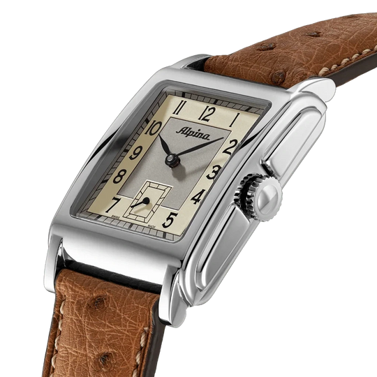 Alpina Heritage Carree Automatic 140 Years rektangulær herreklokke med lys tallskive, kasse i stål og rem av strutseskinn.