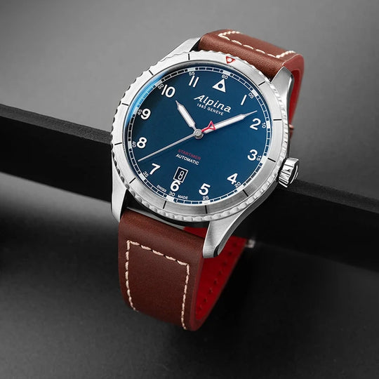 Alpina Startimer Pilot Automatic herreklokke på 41 mm med blå skive, kasse i stål og brun skinnrem.
