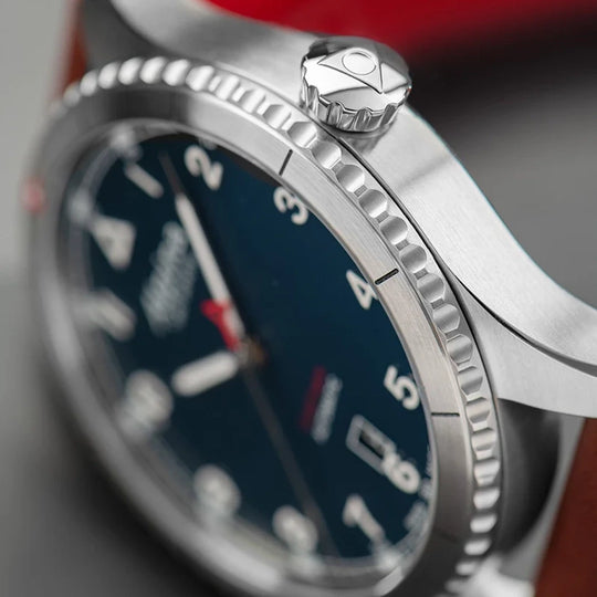 Alpina Startimer Pilot Automatic herreklokke på 41 mm med blå skive, kasse i stål og brun skinnrem.