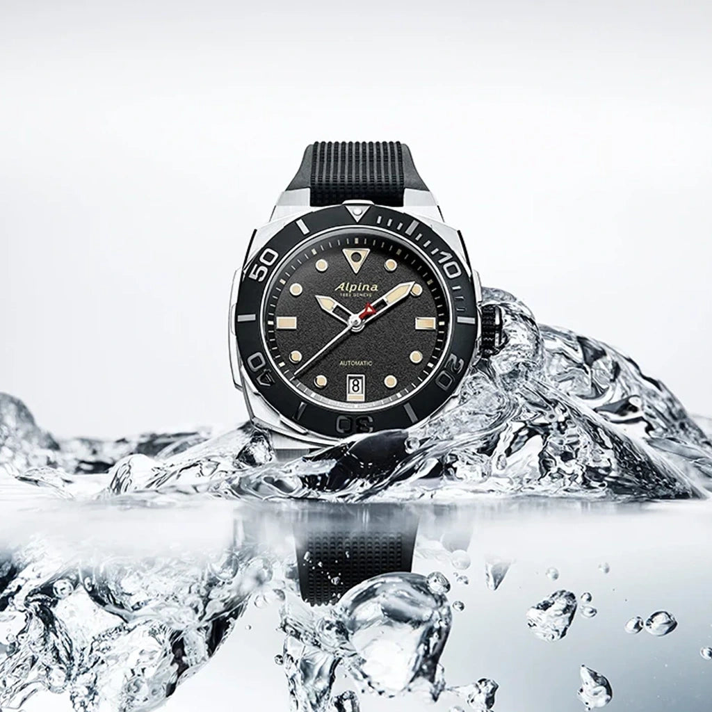 Alpina Seastrong Diver til herre med sort skive, sort gummirem og automatisk verk. 300 m vanntett.