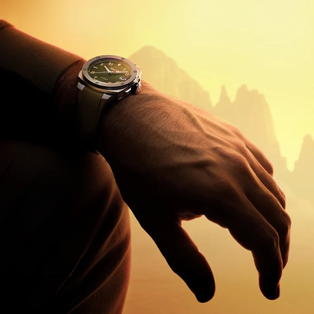 Alpina Alpiner Extreme Automatic California herreklokke med grønn skive, kasse i stål og sort gummirem med foldelås.