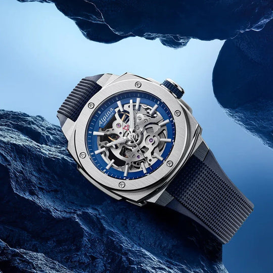 Alpina Alpiner Extreme Skeleton Automatic herreklokke med gjennomsiktig skive, kasse i stål og blå gummirem med foldelås.