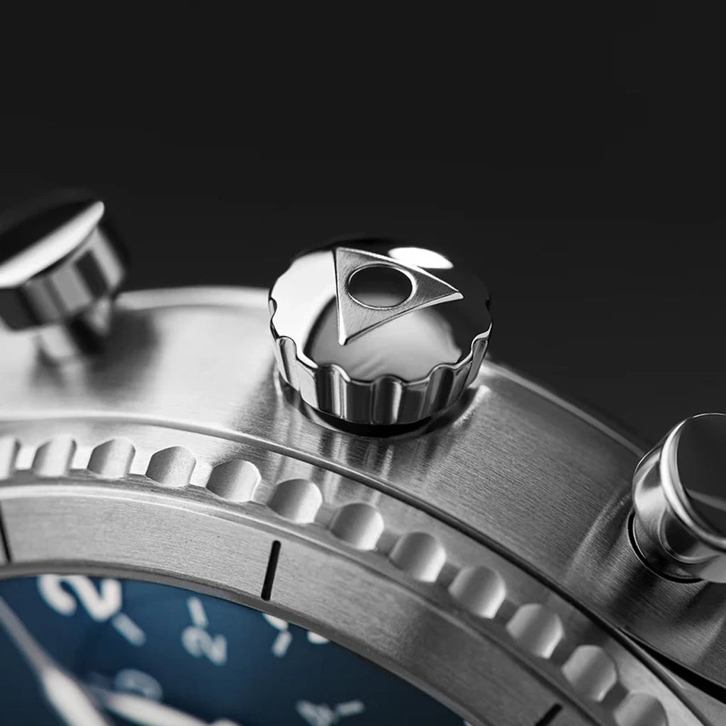 Alpina Startimer Pilot Quartz Chronograph Big Date herreklokke med blå skive og brun skinnrem.