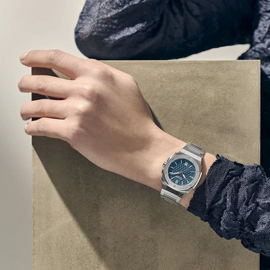 Alpina Alpiner Extreme Quartz på 35,2 mm med kasse og lenke i stål og blå skive.