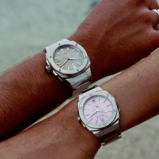 Alpina Alpiner Extreme Quartz dameklokke på 35,2 mm med kasse og lenke i stål og rosa skive.