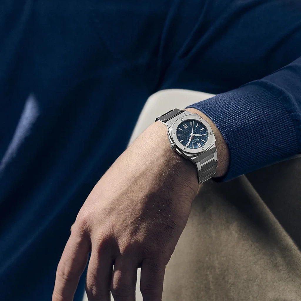 Alpina Alpiner Extreme Quartz på 35,2 mm med kasse og lenke i stål og blå skive.