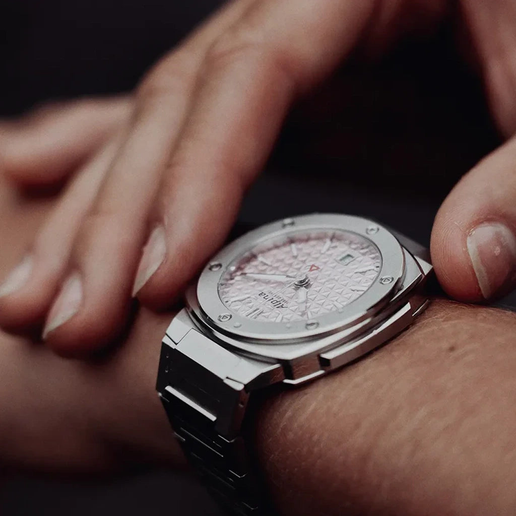 Alpina Alpiner Extreme Quartz dameklokke på 35,2 mm med kasse og lenke i stål og rosa skive.