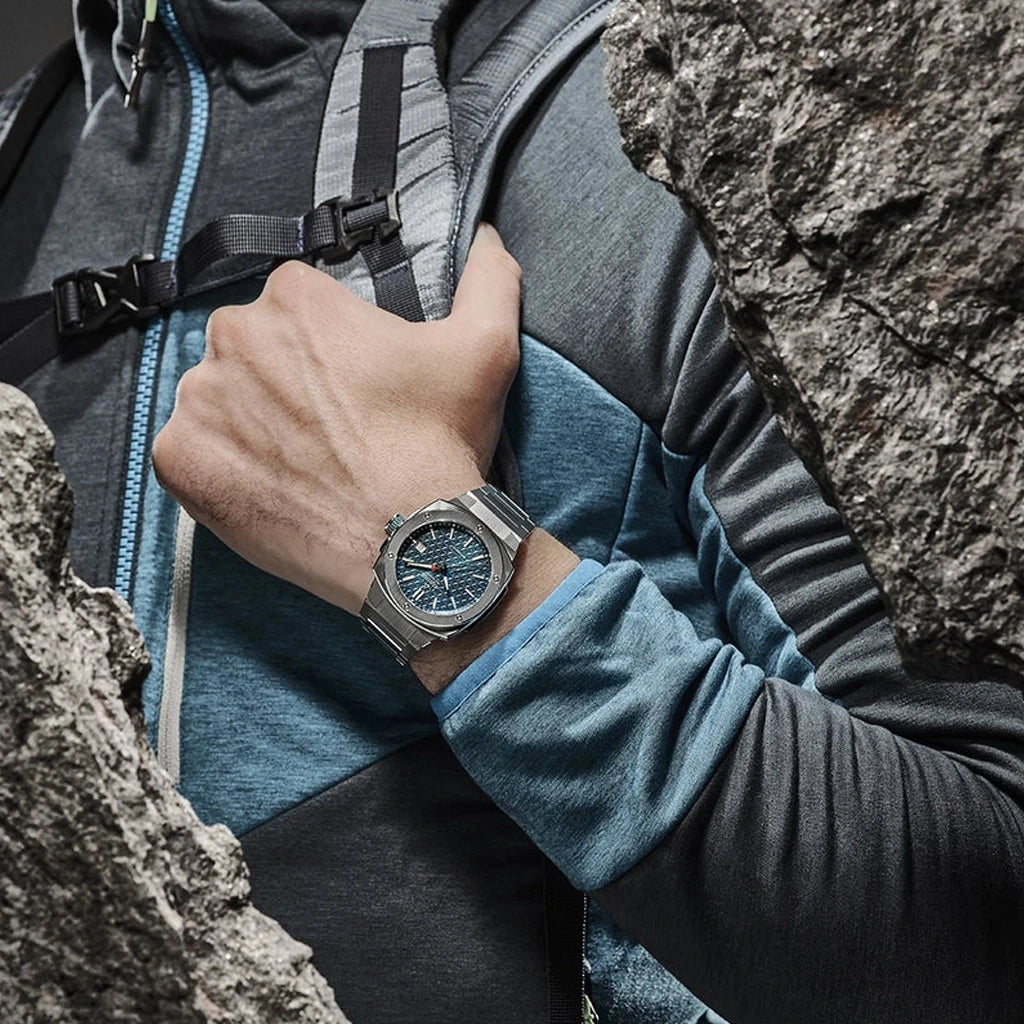 Alpina Alpiner Extreme Automatic herreklokke med automatisk verk, kasse og lenke i stål og blå tallskive.