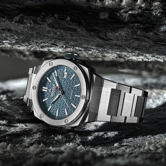 Alpina Alpiner Extreme Automatic herreklokke med automatisk verk, kasse og lenke i stål og blå tallskive.