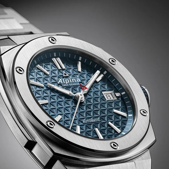 Alpina Alpiner Extreme Automatic herreklokke med automatisk verk, kasse og lenke i stål og blå tallskive.