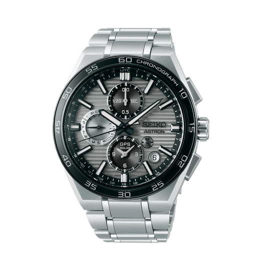 Seiko Astron SSH177 GPS Solar herreklokke i titan på 44 mm. Kommer med grå skive, titanlenke- og kasse, chronograph, worldtimer-fuksjon og perpetualkalender.