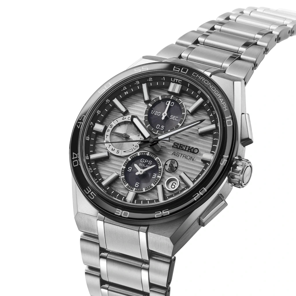 Seiko Astron SSH177 GPS Solar herreklokke i titan på 44 mm. Kommer med grå skive, titanlenke- og kasse, chronograph, worldtimer-fuksjon og perpetualkalender.