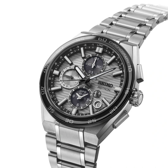 Seiko Astron SSH177 GPS Solar herreklokke i titan på 44 mm. Kommer med grå skive, titanlenke- og kasse, chronograph, worldtimer-fuksjon og perpetualkalender.