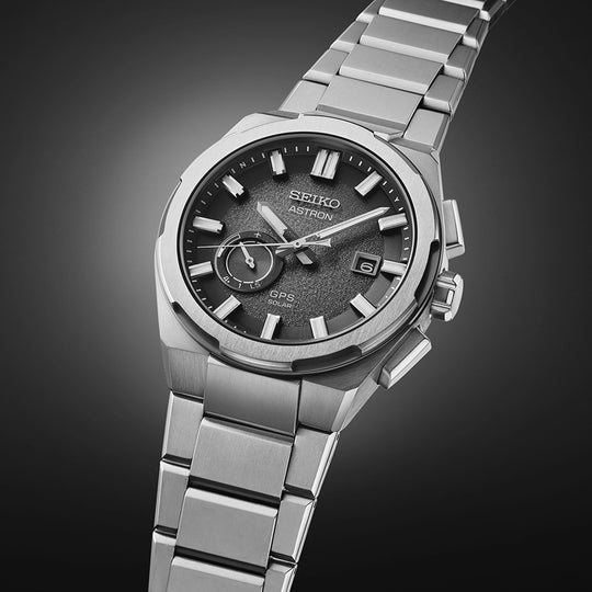Seiko Astron GPS Solar fastsetter tiden ved hjelp av satellitter, så du aldri trenger å stille tiden. Kasse og lenke i titan. 100 meter vanntett.